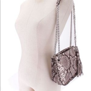 Michael Kors Whipped Chelsea Messenger Cro…